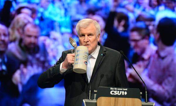 "Wenn der Horst Seehofer sich etwas Begründetes in den Kopf setzt, dann wird er so lange dafür kämpfen, bis es kommt." (Der bayerische Ministerpräsident Horst Seehofer über die Obergrenze für Flüchtlinge)