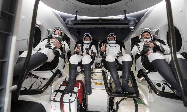 ESA-Astronaut Thomas Pesquet, die Nasa-Kollegen Megan McArthur und Shane Kimbrough sowie der japanische Jaxa-Raumfahrer Aki Hoshide kurz nach der Landung im SpaceX "Crew Dragon" im Golf von Mexiko.