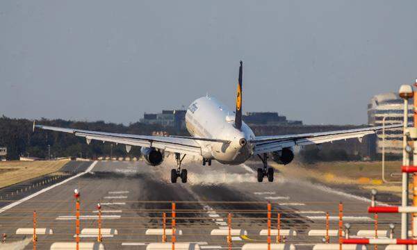 Die AUA-Mutter Lufthansa will mit einem neuen Lackierverfahren das Gewicht von Flugzeugen verringern und so den CO2-Ausstoß reduzieren.
