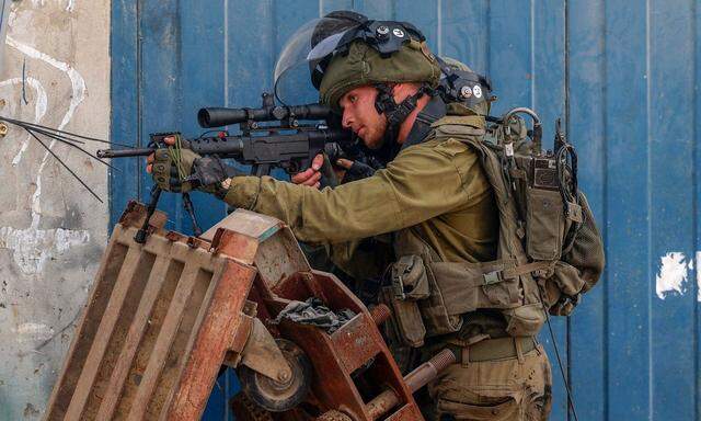 Ein israelischer Soldat nimmt in der Ortschaft Assun im Norden des besetzten Westjordanlandes Stellung. Zuvor wurde laut palästinensischem Gesundheitsministerium bei einem Einsatz israelischer Soldaten ein Palästinenser erschossen.