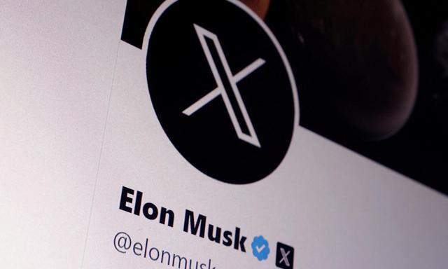 FILE PHOTO: Elon Musk Twitter account is seen in this illustration taken, July 24, 2023. REUTERS/Dado Ruvic/Illustration/File Photo