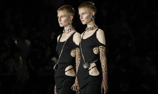 Be Gucci kommt der Strangtanga an der Hüfte zur Geltung 