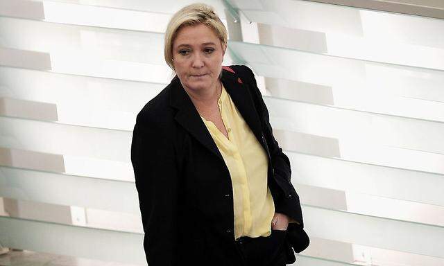 Marine Le Pen bei der Arbeit in ihrer eigentilchen derzeitigen politischen Funktion: Abgeordnete des EU-Parlaments (hier in Straßburg).