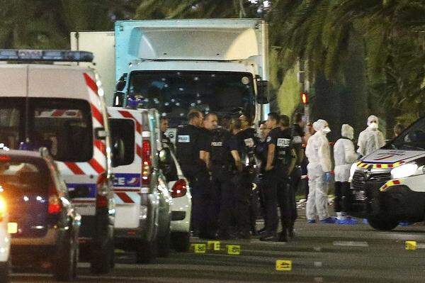 Der AFP-Journalist Robert Holloway war am 14. Juli als Tourist in Nizza und erlebte den Anschlag gegen 23 Uhr mit. Der Wagen sei "mit vollem Tempo auf die Leute zugerast", berichtete er. "Ich war ungefähr hundert Meter entfernt und hatte nur wenige Sekunden, um auszuweichen."