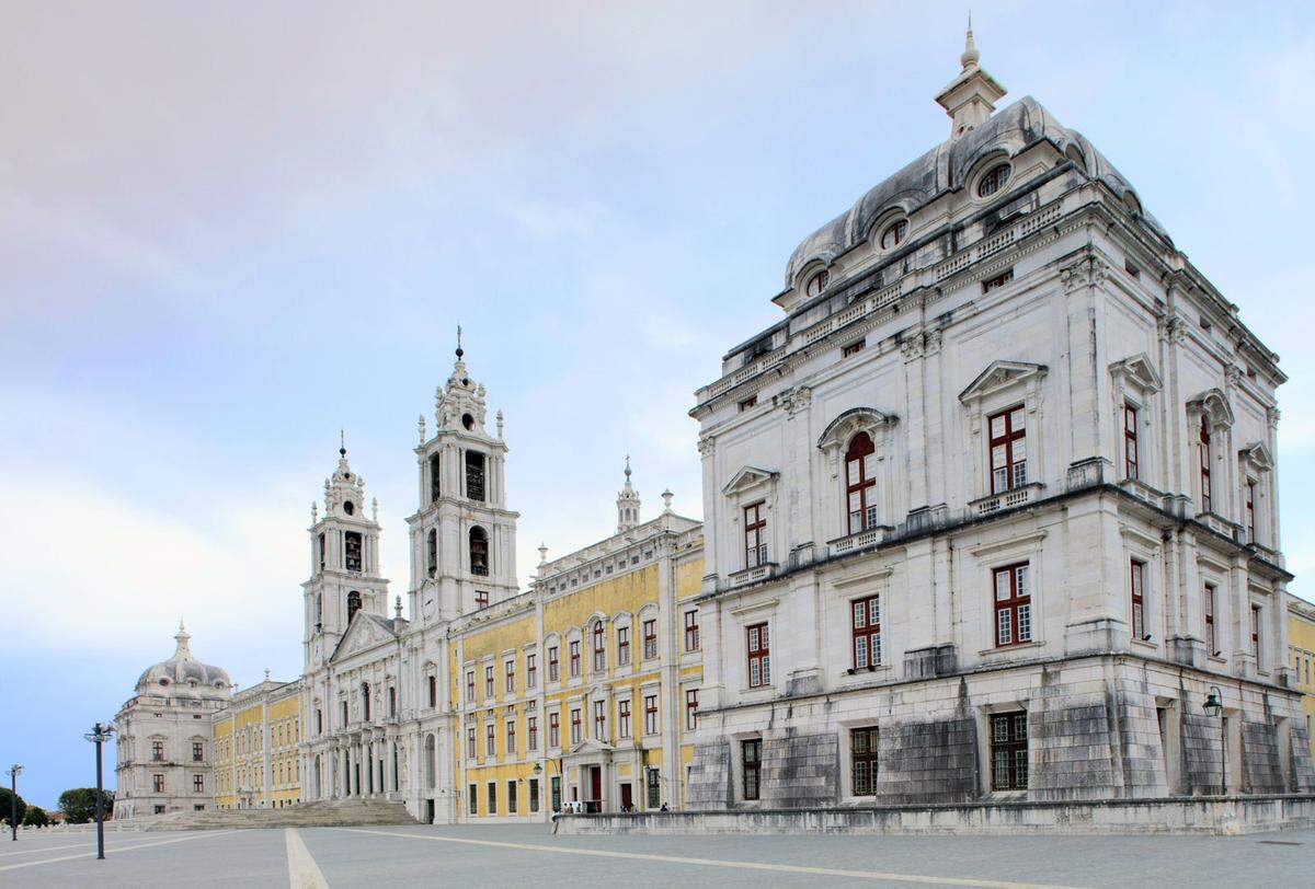 In Portugal freut man sich über zwei neue Gütesiegel. Der königliche Gebäudekomplex von Mafra (im Bild) nordwestlich von Lissabon wurde 1711 unter König Johann V. entworfen. Als Vorbild diente die Kunst des römischen und italienischen Barock. Das Heiligtum des Bom Jesus do Monte liegt auf der Anhöhe von Espinho, die sich über der Stadt Braga im Norden Portugals erhebt. Das Heiligtum entstand innerhalb von 600 Jahren und veranschaulicht die europäische Tradition der "Sacri Monti", der heiligen Berge. 