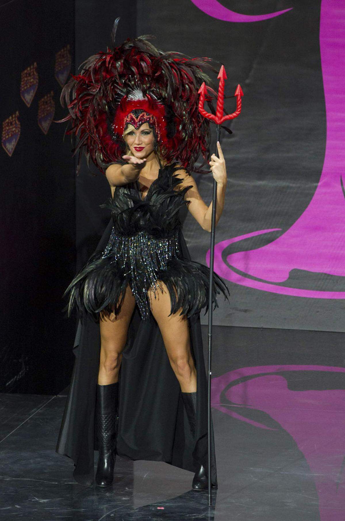An ein Halloween-Kostüm erinnerte dafür das Outfit von Noemie Happart, Miss Belgium 2013.