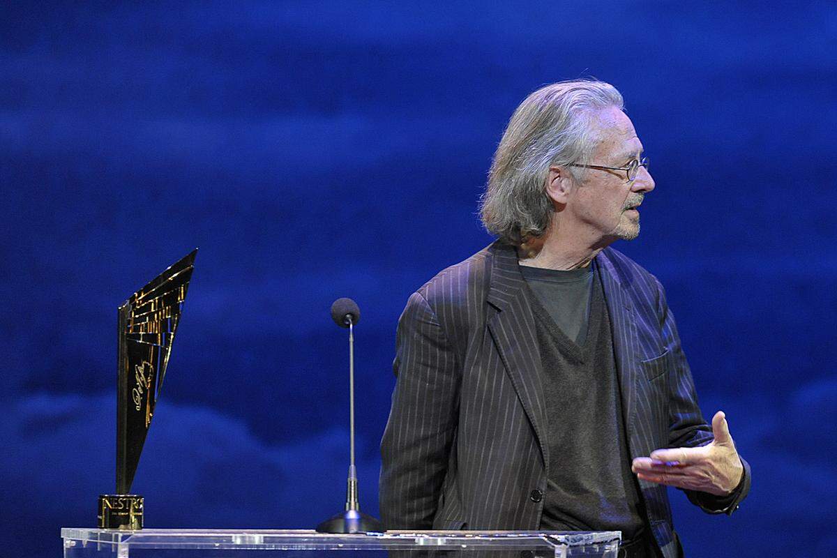 Peter Handke holte sich den Autorenpreis für sein Stück "Immer noch Sturm", das bei den Salzburger Festspielen uraufgeführt worden ist, unter großem Applaus persönlich ab. Auf der Bühne wirkte der Autor etwas verloren.