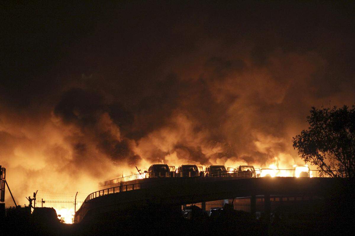 Tage nach den verheerenden Explosionen vom am 12. August in einem Gefahrgut-Lager in der chinesischen Hafenstadt Tianjin wurden noch immer Dutzende Menschen vermisst - und auch die Brände waren noch nicht gelöscht.