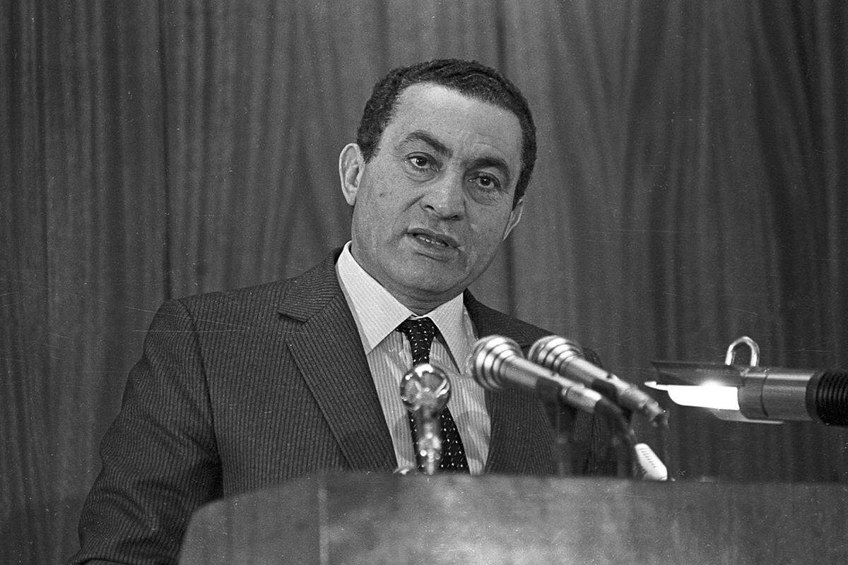 Das Verfahren gegen Ägyptens Ex-Präsident Mubarak wurde im Jänner neu aufgerollt. Zuvor ist Mubarak erstinstanzlich zu lebenslang verurteilt worden. Seit 22. August ist Mubarak wieder ein freier Mann. Er saß zwei Jahre in Untersuchungshaft - länger hätte er per Gesetz nicht in U-Haft sein dürfen.
