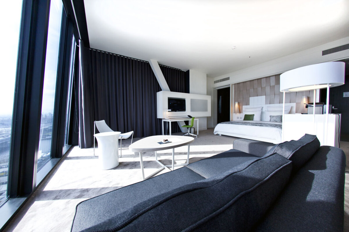 Am 26. Februar eröffnete die spanische Hotelgruppe Gruppe mit dem „Meliá Vienna“ ein Design-Hotel im DC Tower. Auf 18 von insgesamt 58 Etagen erwarten den Gast 253 Zimmer, darunter 40 Suiten und die 200 m² große Präsidentensuite mit 180-Grad-Panoramablick. www.melia.com, im Bild: Family Room