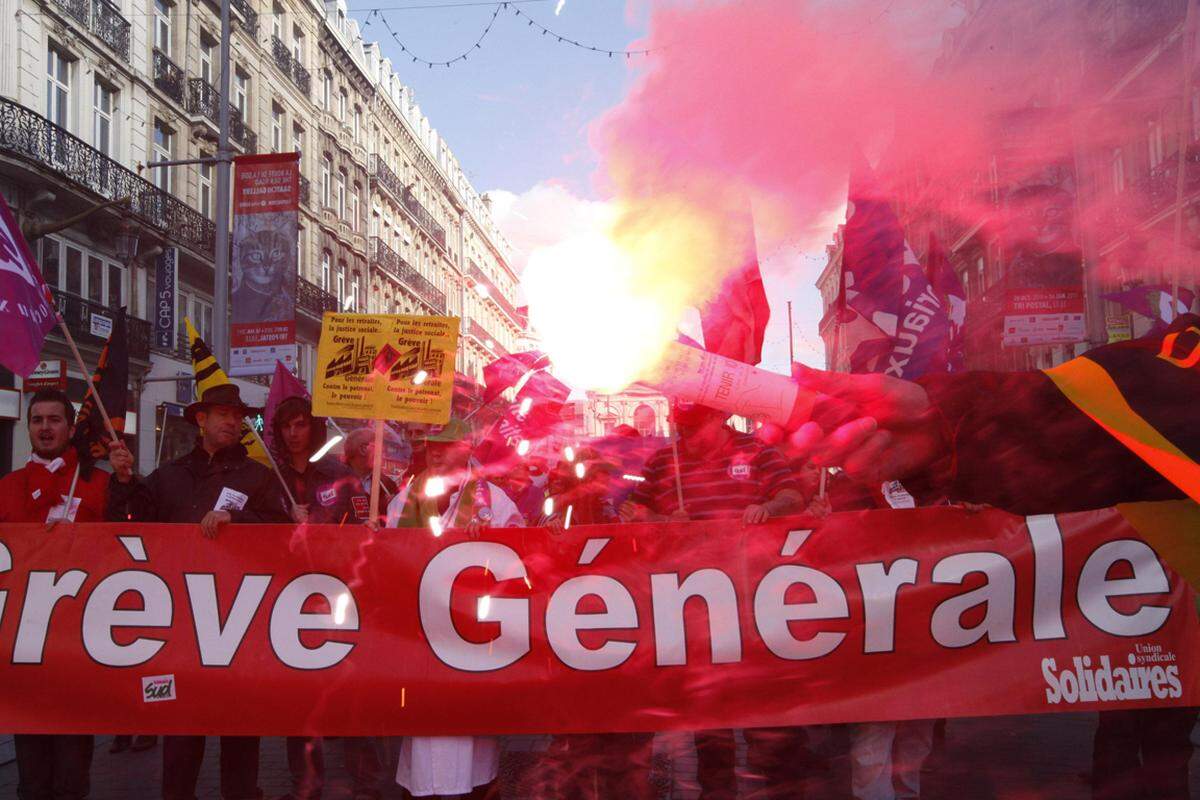 Die Proteste gegen die Pensionsreform in Frankreich werden zunehmend gewalttätig und behindern das öffentliche Leben stark.