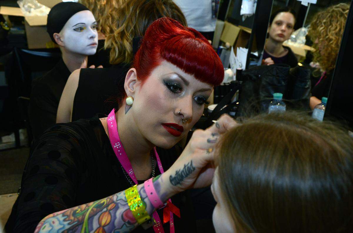 Die Vorbereitungen für den 22. Life Ball waren am Nachmittag des 31. Mai im vollen Gange. Im Rathaus wurden scharenweise Hair- und Make-up Artists beschäftigt, die die Models für den Catwalk stylten.