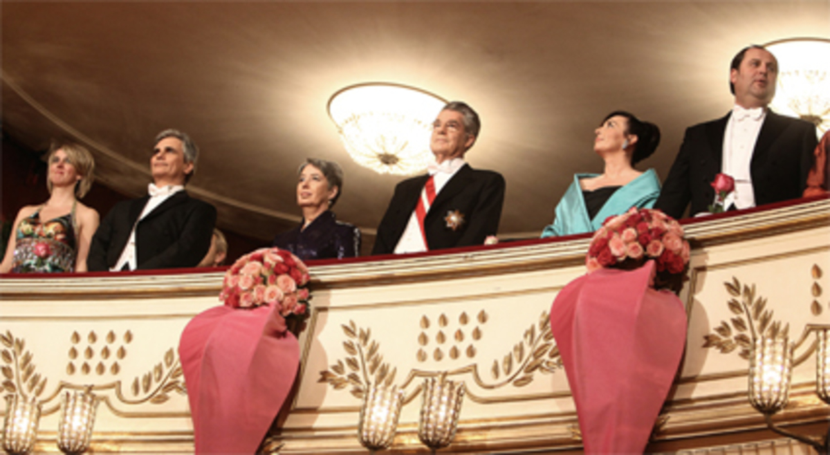 Wird der Wiener Opernball eröffnet, erheben sich traditionsgemäß alle Gäste für die Bundeshymne. Hier im Bild: (v.l.n.r.) Gabi Pröll, Bundeskanzler Werner Faymann, Margit Fischer, Bundespräsident Heinz Fischer, Martina Ludwig-Faymann und Vizekanzler Josef Pröll.