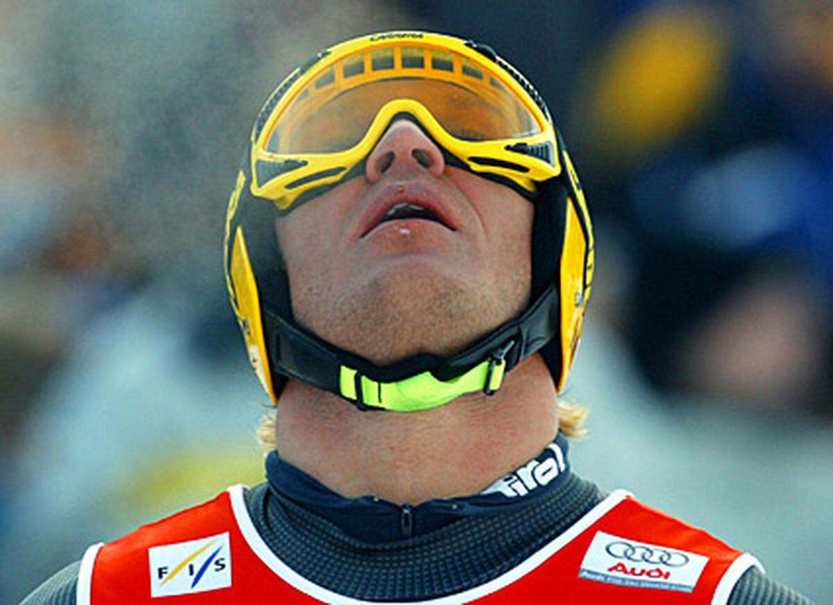 Im Jänner 2003 ist es geschafft: Hermann Maier steht wieder auf Skiern und nimmt an einem Weltcuprennen teil: Mit einem vorsichtigen Lauf beim Riesentorlauf in Adelboden belegt er Rang 31.