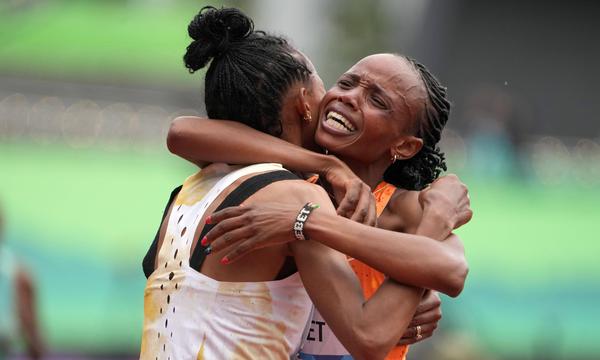 Sport Bilder des Tages Leichtathletik, Beatrice Chebet läuft 10000m Weltrekord in Eugene, Oregon Track & Field: 49th Prefontaine Classic May 25, 2024 Eugene, Oregon, USA Beatrice Chebet KEN, right, celebrates with Gudaf Tsegay ETH after winning the women s 10,000m in a world record 28:54.14 during the 49th Pre Classic at Hayward Field. Eugene Hayward Field Oregon United States, EDITORIAL USE ONLY PUBLICATIONxINxGERxSUIxAUTxONLY Copyright: xKirbyxLeex 20240525_tbs_al2_142