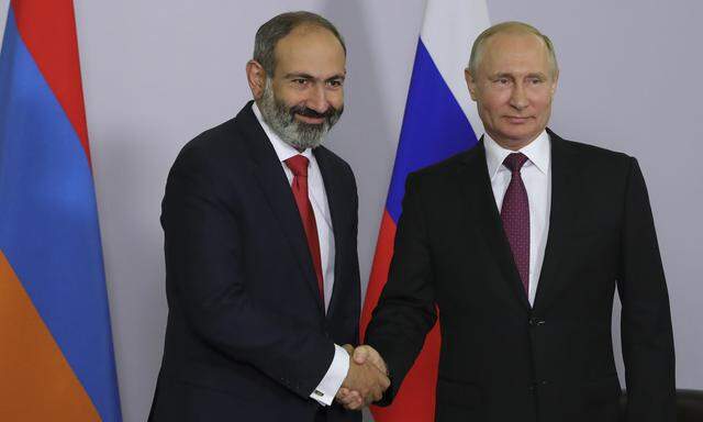 Nikol Paschinjan und Wladimir Putin.
