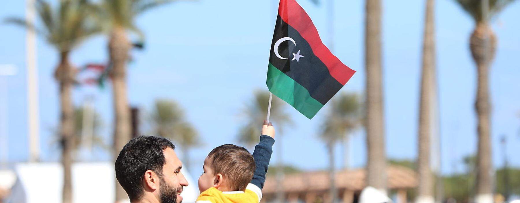 Mit Gaddafis Sturz erhielt Libyen seine alte Fahne zurück. Das Land kämpft mit großen Problemen. 