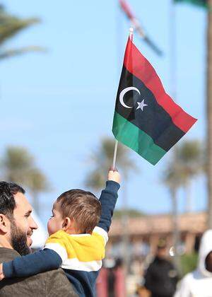 Mit Gaddafis Sturz erhielt Libyen seine alte Fahne zurück. Das Land kämpft mit großen Problemen. 