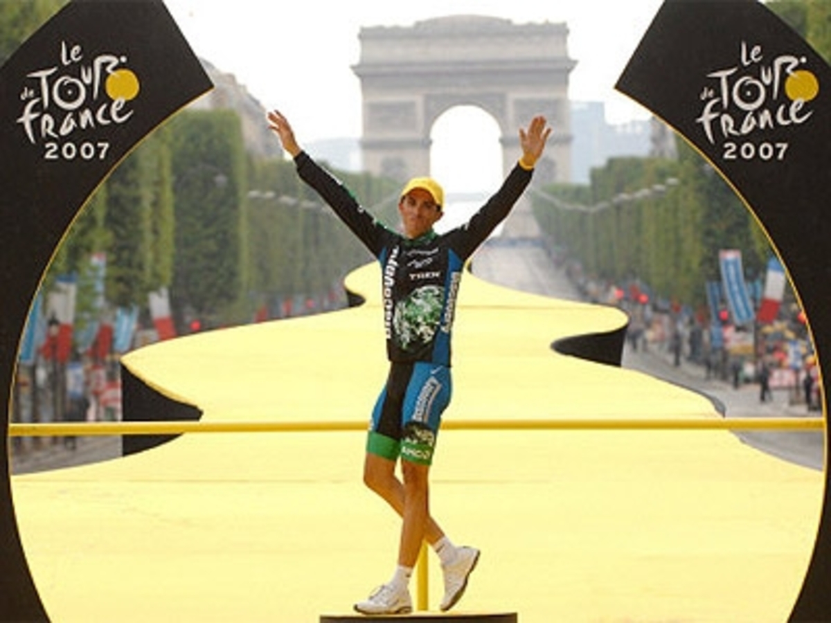 SportDer Spanier Alberto Contador gewinnt die 94. Tour de France 23 Sekunden vor dem Australier Cadel Evans und 31 vor seinem US-Teamkollegen Levi Leipheimer. Das dominierende Thema des wichtigsten Radrennens der Welt ist aber einmal mehr Doping: Während der Rundfahrt werden die beiden Topfavoriten Alexander Winokurow (KAZ) wegen einer positiven Dopingprobe und der führende Däne Michael Rasmussen wegen im Vorfeld der Tour verpasster Dopingkontrollen ausgeschlossen. Auch der Franzose Cristian Moreni wird positiv auf Testosteron getestet. Der Niederösterreicher Bernhard Kohl (Gerolsteiner) wird mit über einer Stunde Rückstand 31.