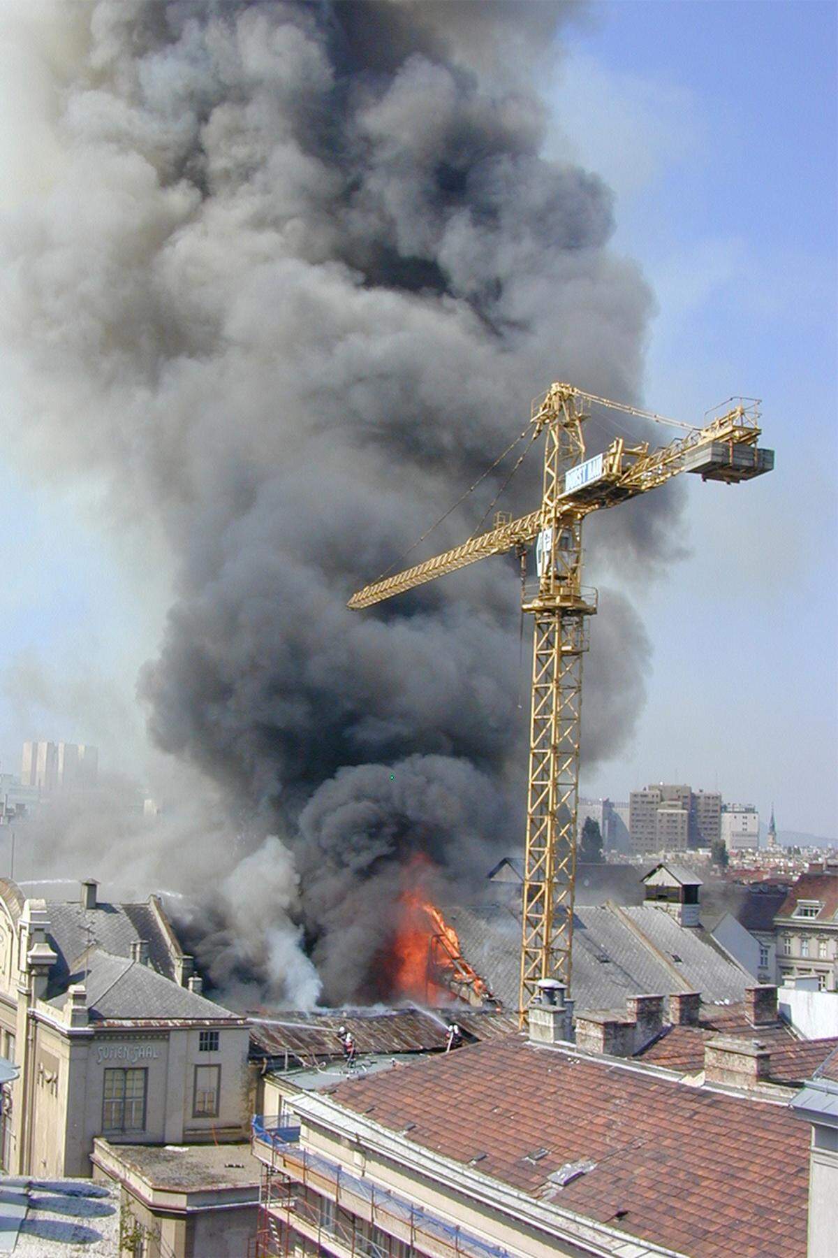 Am 16. August 2001 lösten Flämmarbeiten am Dach des Hauptsaales einen Brand aus. Dann stand das historische Gebäude vorerst einmal leer.