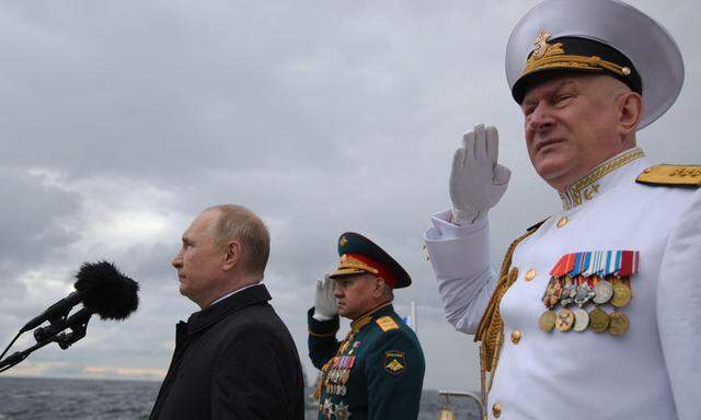 Archivbild vom 21. Juli 2022: Putin (li.) mit Verteidigungsminister Sergei Schoigu (Mitte) und dem nun abgesetzten Marine-Chef Nikoai Jewmenow.