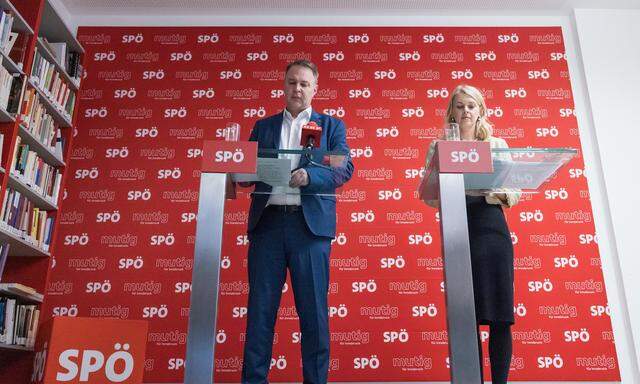 SPÖ-Chef Andreas Babler mit SP-Bürgermeisterkandidatin Elli Mayr während einer Pressekonferenz für die Gemeinderats- und Bürgermeisterwahl Innsbruck.