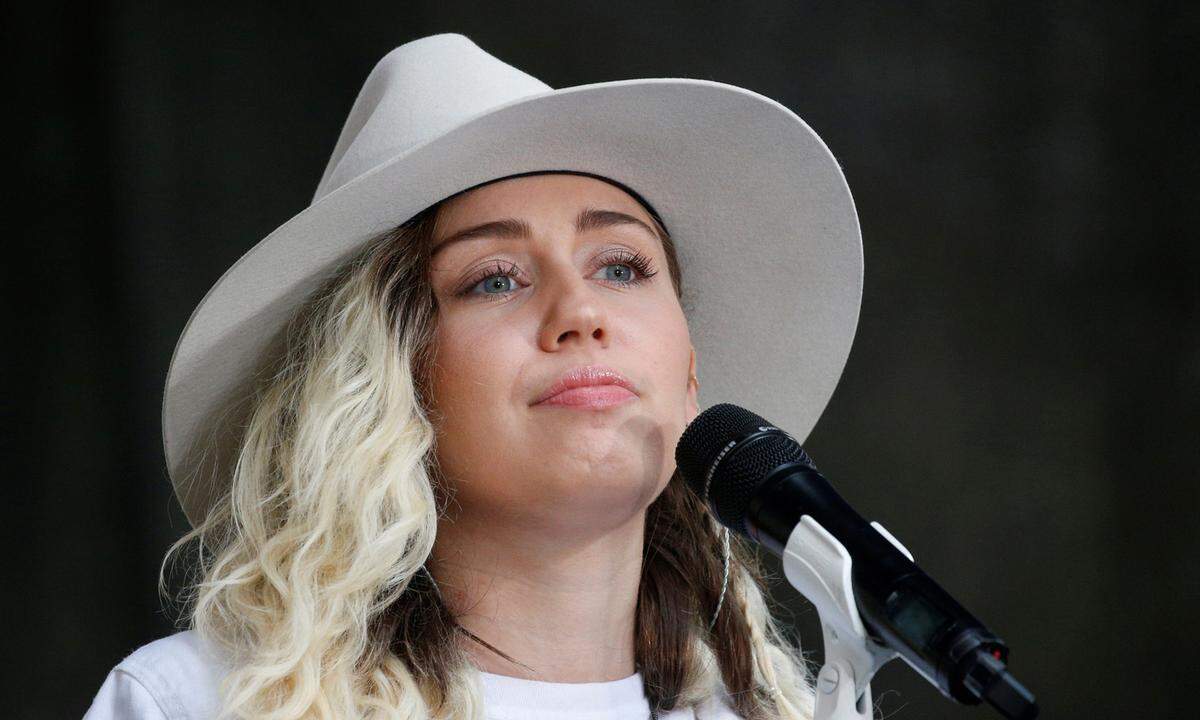 Sängerin und Schauspielerin Miley Cyrus leidet an Tachykardie. Mit 16 sprach die heute 24-Jährige in ihrer Autobiografie erstmals über ihre Erkrankung: "Die Form der Krankheit, unter der ich leide, ist nicht gefährlich. Sie verursacht keine Schmerzen, stört mich jedoch. Es gibt keinen Moment auf der Bühne, in dem ich nicht an mein Herz denke." Bei Tachykardie handelt es sich um eine besondere Form der "Schnellherzigkeit", umgangssprachlich auch Herzrasen genannt. Typisch für die Krankheit ist eine Pulsfrequenz von mehr als 100 Schlägen pro Minute. Die Folgen können Schwindel, Ohnmachtsanfälle oder in schlimmen Fällen sogar Kreislaufstillstand sein. Auf Dauer kann es zudem zu einer Schädigung des Herzmuskels kommen.