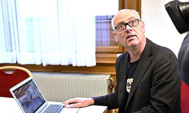 Ex-Grün-Politiker Christoph Chorherr kam mit seinem Computer ins Rathaus und lieferte eine Powerpoint-Präsentation.