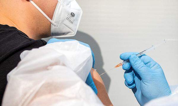 Drei Dosen der Corona-Impfung bieten eine Effektivität gegen Todesfälle von 99,2 Prozent im Vergleich zu Ungeimpften.