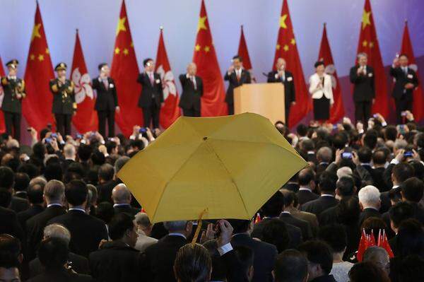 Eigentlich wollten Hongkongs Stadtchef Leung Chun-ying und geladene Gäste am 1. Oktober den Nationalfeiertag begehen. Doch ein Bezirksrat störte die Feierstimmung - mit einem Regenschirm.