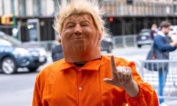 This could be Häfen for everyone: Trump-Kritiker treten bereits in orangefarbener Gefängnis-Kluft auf. 