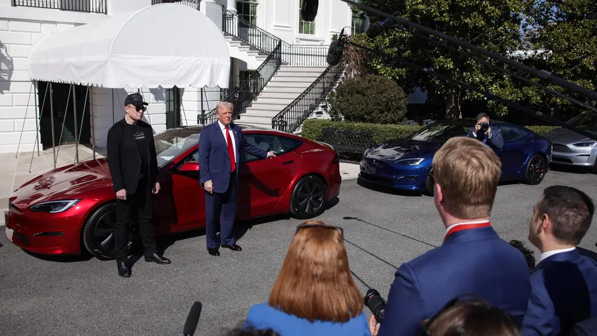 Auto-Parade vor dem Weißen Haus: Trump kauft einen roten Tesla Model S ...