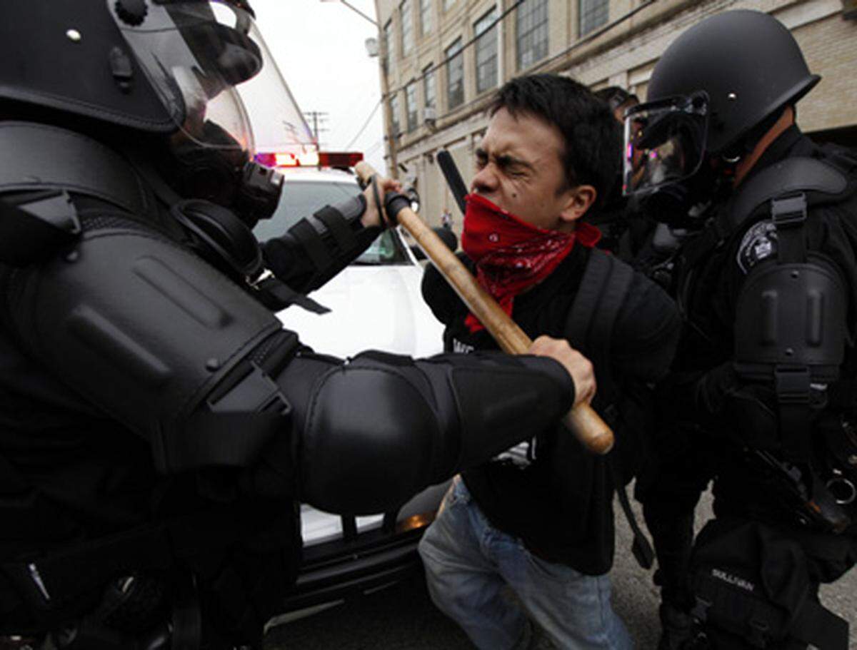 Zahlreiche Demonstranten wurden verhaftet. Viele versuchten sich zu wehren. Insgesamt soll rund ein halbes Dutzend festgenommen worden sein.