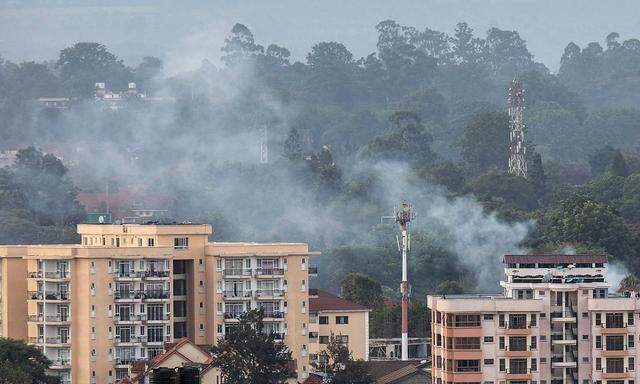 Kenia Terroranschlag auf Hotel in Nairobi 190115 NAIROBI Jan 15 2019 Smoke rises from th