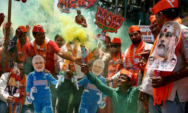 Unterstützer von Narendra Modi jubeln in Varanasi am 4. Juni.