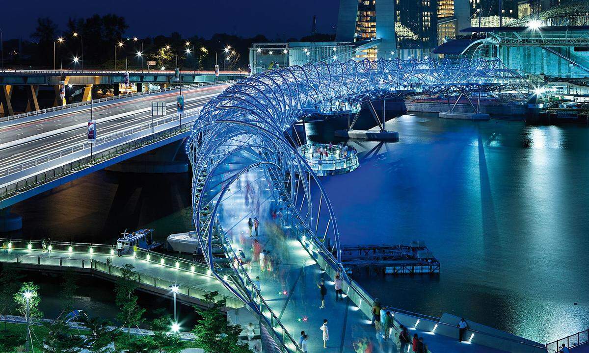 Den Namen "Helix Bridge" verdankt diese Fachwerkbrücke in Singapur ihrer Struktur. Cox Architecture und das Büro Architects 61 entwarfen die Helix Bridge angepasst an den Zufluss des Singapore Rivers in die Marina Bay. Die 280 Meter lange Brücke wurde ausschließlich aus Edelstahl konstruiert; dies ermöglichte feine Details und die Helixform.(© Christopher Frederick Jones)