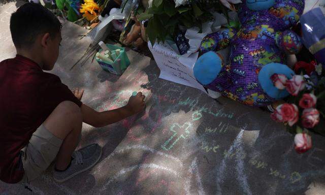 Gedenken an die Verstorbenen: Auslöser der jüngsten Bemühungen, das eher laxe US-Waffenrecht etwas zu verschärfen, war unter anderem das Massaker in der texanischen Kleinstadt Uvalde. Ein 18-Jähriger hatte mit einem Sturmgewehr 19 Kinder und zwei Lehrerinnen erschossen.