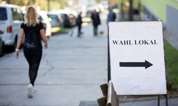Symbolbild: Wahllokal-Schild vom 15. Oktober 