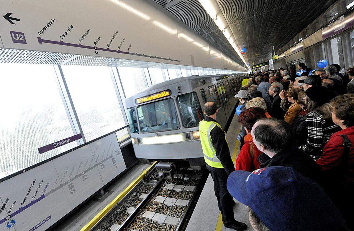 "Jö schau, da kommt schon wieder eine U-Bahn": Vor den Augen zahlreicher Schaulustiger wurde um 10.52 Uhr auf dem neuen Teilstück der Wiener U-Bahnlinie U2 der Regulärbetrieb aufgenommen.