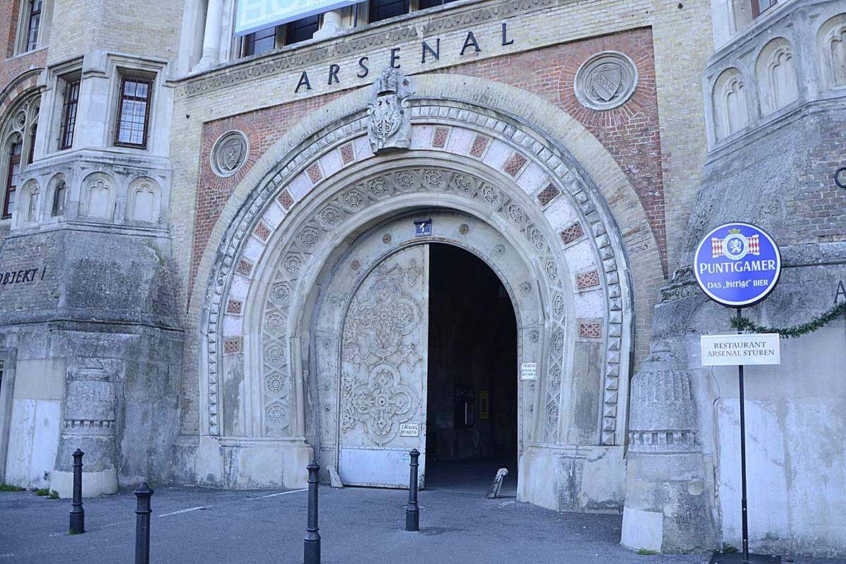 Hufeisenförmige Portale erinnern eher an orientalische Paläste denn an eine Kaserne: Architekt Theophil Hansen ließ sich beim Bau des Arsenals stark vom orientalischen Stil beeinflussen.