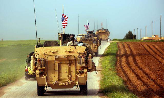 Einsatz in Syrien. US-Elitesoldaten rücken in gepanzerten Fahrzeugen gemeinsam mit kurdischen Kämpfern vor.