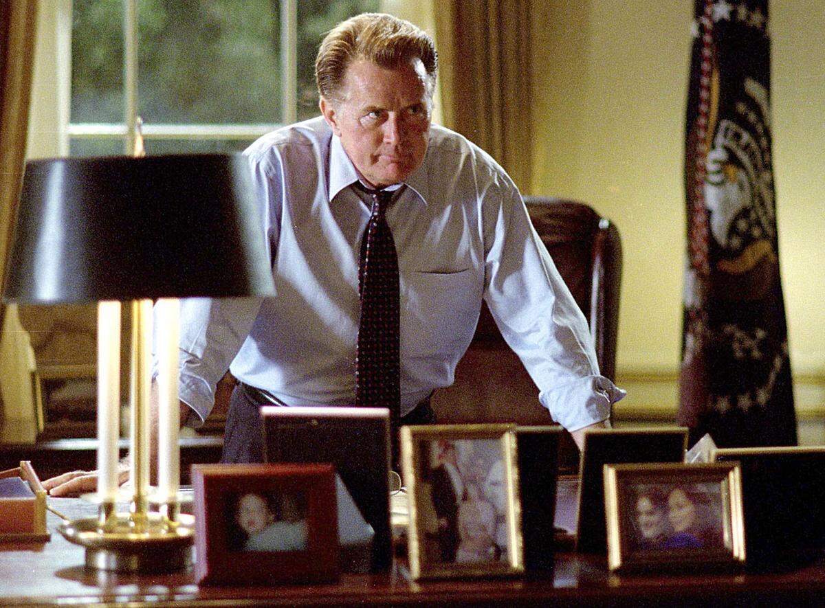 Im "West Wing" des weißen Hauses ist das Oval Office - hier spielt die Dramaserie über den fiktiven Präsidenten Josiah "Jed" Bartlet (Martin Sheen). NBC produzierte die Politserie von 1999 bis 2006. Serienerfinder: Aaron Sorkin