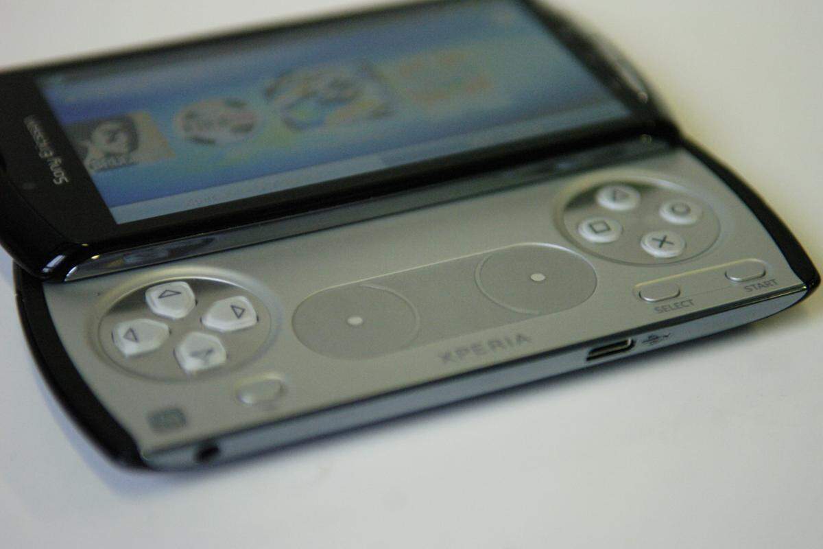 Statt den von der Playstation gewohnten Mini-Joysticks, finden sich am Xperia Play zwei berührungsempfindliche Flächen. Damit lassen sich nur wenige Spiele steuern, ...