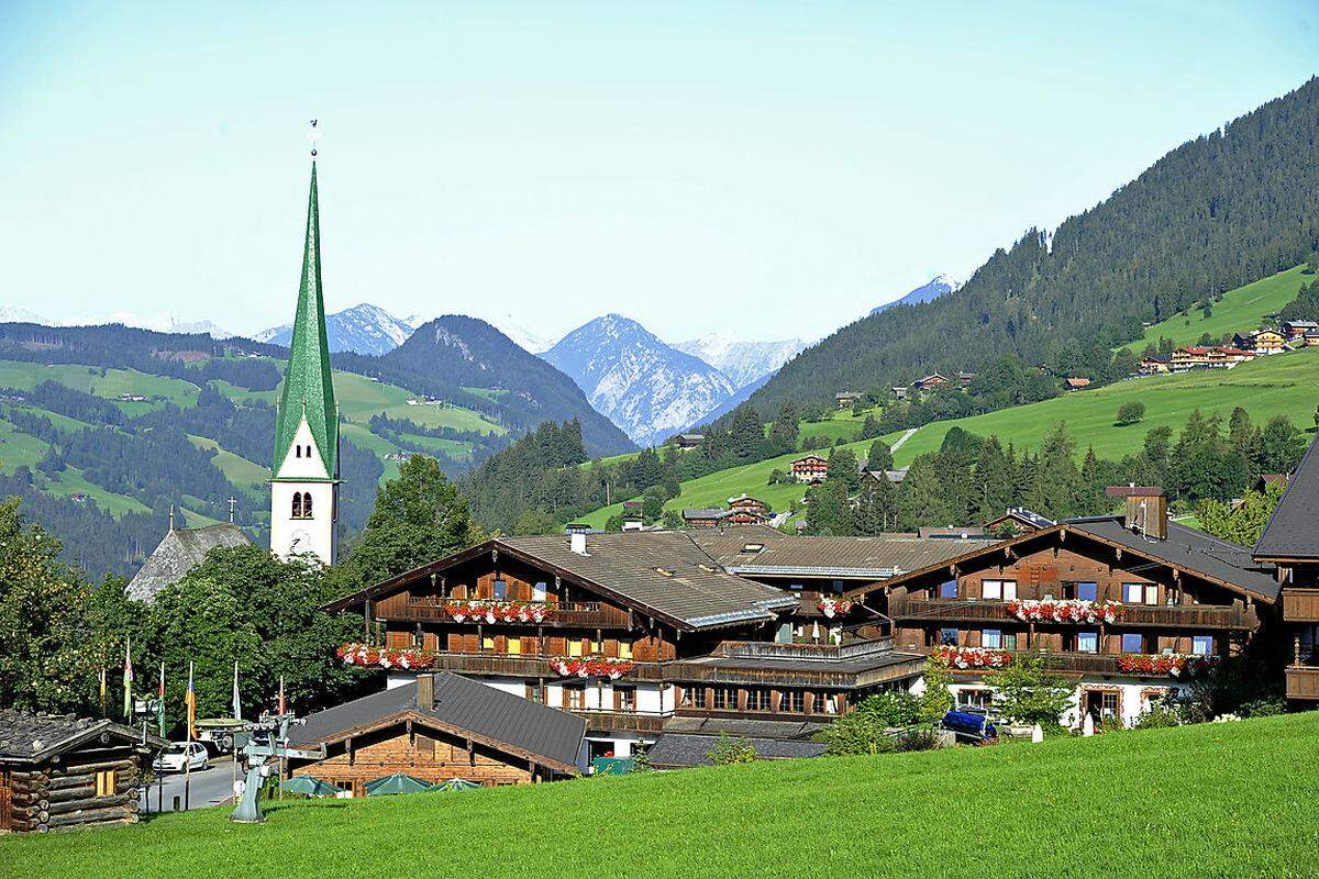 Alpbach leitet sich vermutlich nicht vom Bach ab, sondern meint eine Ansammlung von Almen. Ausgesprochen wird das Dorf übrigens Aibåch, die (gut 2500) Bewohner als Aibékchă.