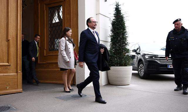 Alexander Schallenberg auf dem Weg zu Bundespräsident Alexander Van der Bellen in die Hofburg am Sonntag, dem 10. Oktober. 
