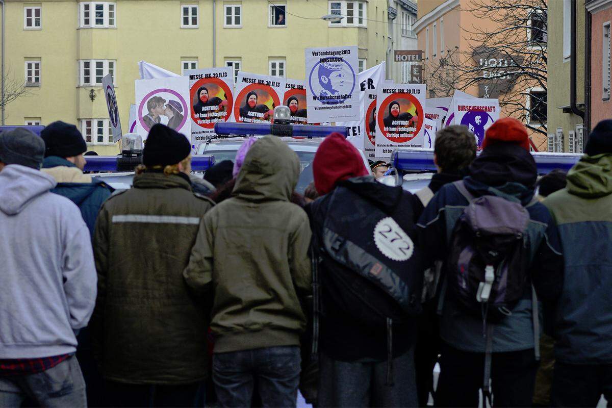 Der Marsch setzte sich am späten Vormittag vom Haus der Verbindung "Brixia" in Bewegung. Während sich die Korporierten dort versammelten, gab es zum Teil lautstarke Proteste von rund zwei Dutzend Demonstranten.