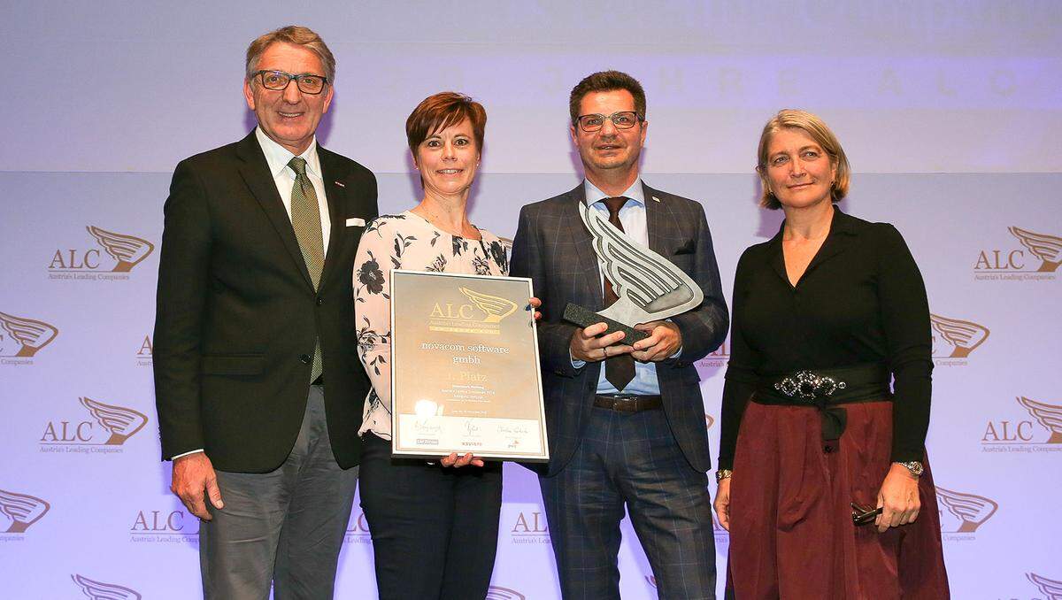 Auszeichnung 1. Platz Kategorie National Klein- und Mittelbetriebe für die Novacom Software GmbH (v.l.): WK Steiermark-Präsident Josef Herk, Novacom-Mitarbeiterin Claudia Gruber, Nomacom.Geschäftsführer Alexander Kogler und PwC Partner Birgit Pscheider.