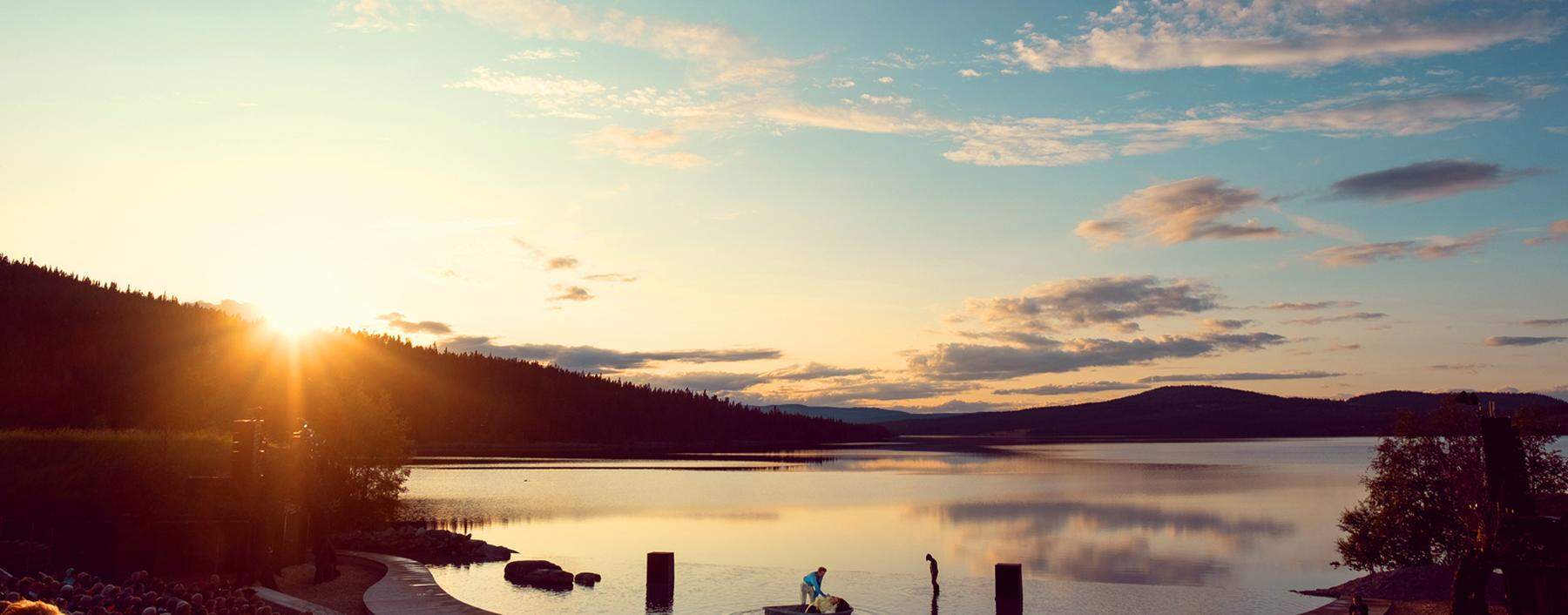 Seebühne. Das Ufer des Gålå-Sees bildet ein natürliches 