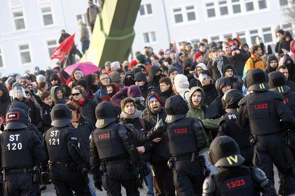 "Die Atmosphäre ist aggressiv", sagte eine Polizeisprecherin Im Frankfurter Ostend, wo die EZB ihren Sitz hat, versuchten Demonstranten das weiträumig abgesperrte Gelände der EZB zu stürmen, wurden aber von der Polizei gestoppt.