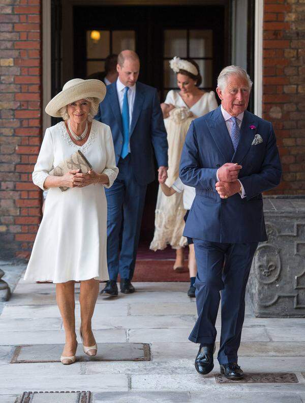 Opa Prinz Charles erschien natürlich mit Ehefrau Herzogin Camilla.